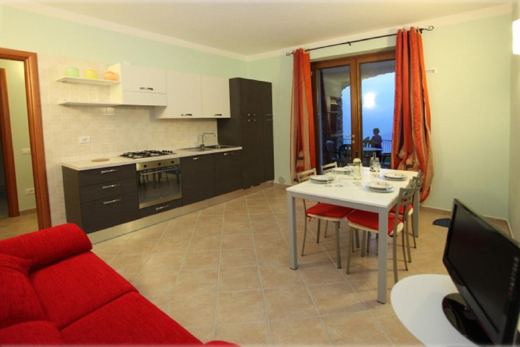 La Casa Di Pericle Aparthotel Brenzone sul Garda Ruang foto