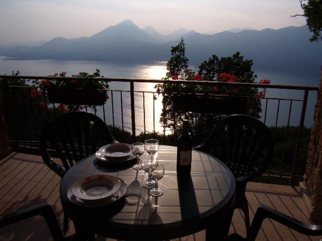 La Casa Di Pericle Aparthotel Brenzone sul Garda Bagian luar foto