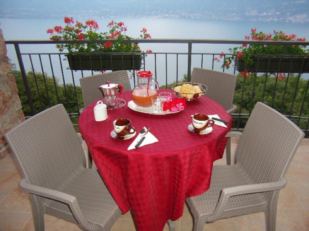 La Casa Di Pericle Aparthotel Brenzone sul Garda Ruang foto